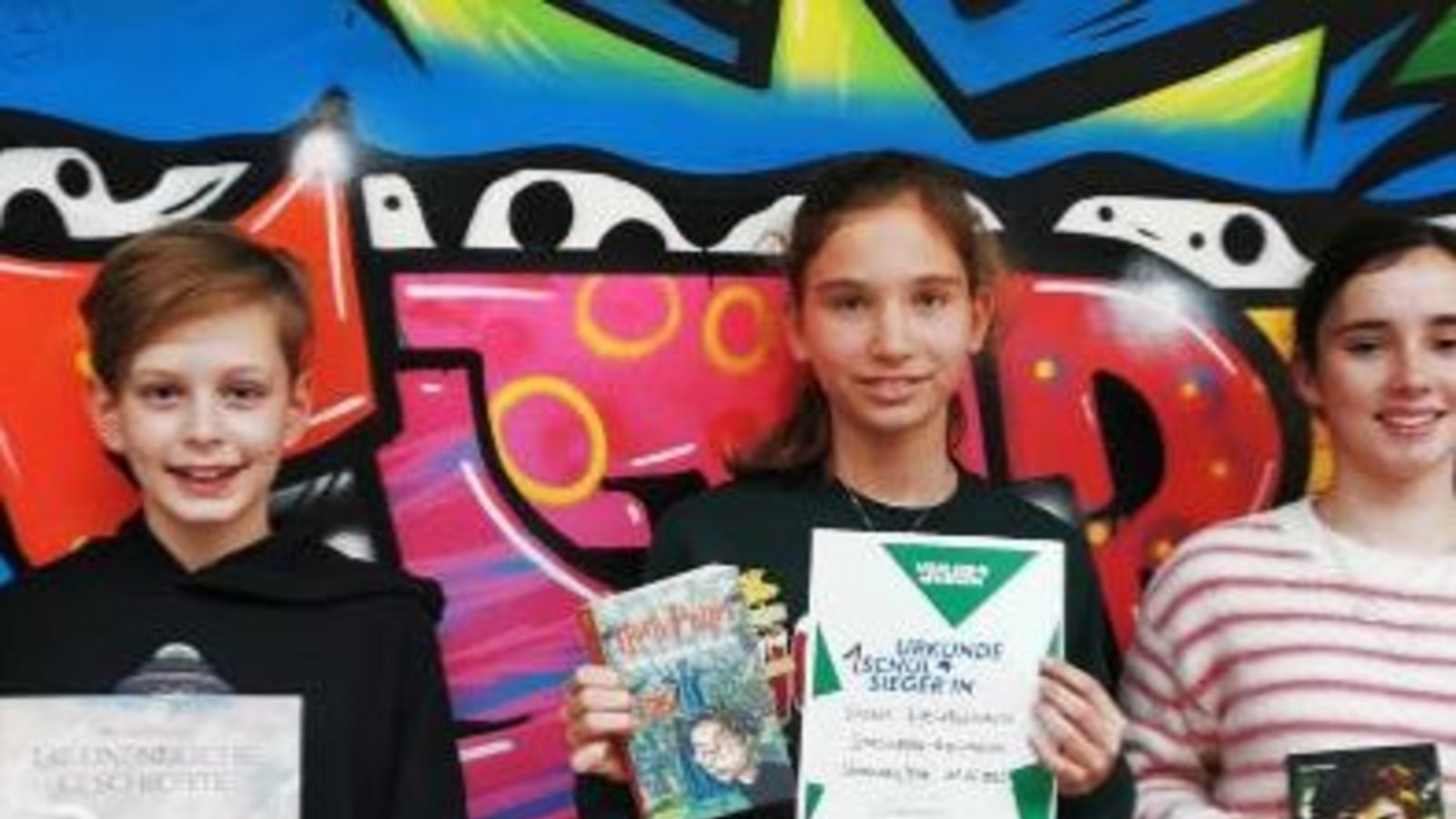 Die Finalistinnen und Finalisten aus Klassenstufe 6 mit der Schulsiegerin des Vorjahres. Foto: p Die Finalistinnen und Finalisten aus Klassenstufe 6 mit der Schulsiegerin des Vorjahres. Foto: p