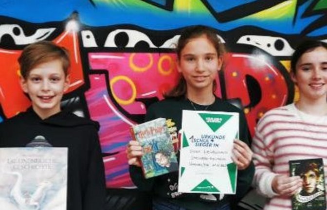 Die Finalistinnen und Finalisten aus Klassenstufe 6 mit der Schulsiegerin des Vorjahres.  <span class='image-autor'>Foto: p</span>