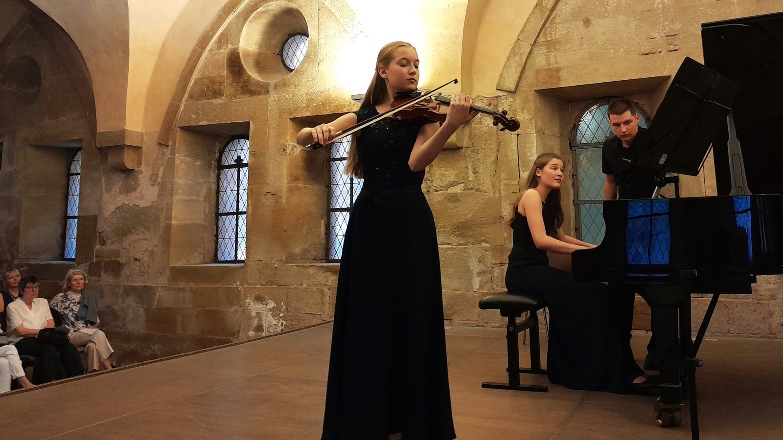 Marie Scheffel, Violine, und Pianistin Pauline Heinrich brillieren im Laienrefektorium mit Werken von Schumann und Brahms.  Foto: Filitz