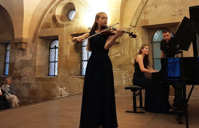 Marie Scheffel, Violine, und Pianistin Pauline Heinrich brillieren im Laienrefektorium mit Werken von Schumann und Brahms.  <span class='image-autor'>Foto: Filitz</span>