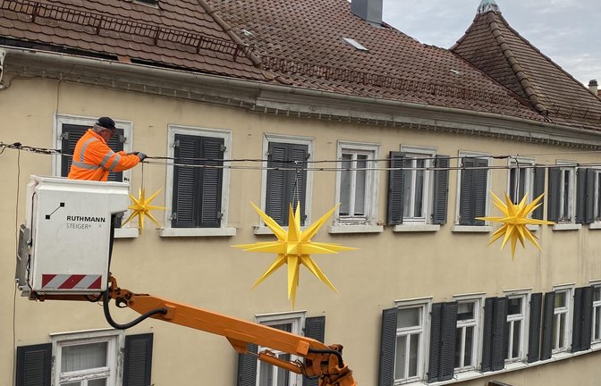 Es wird weihnachtlich in der Vaihinger Innenstadt. Der Bauhof bringt die passende Beleuchtung in Form von Sternen an.  <span class='image-autor'>Foto: Gaißert</span>