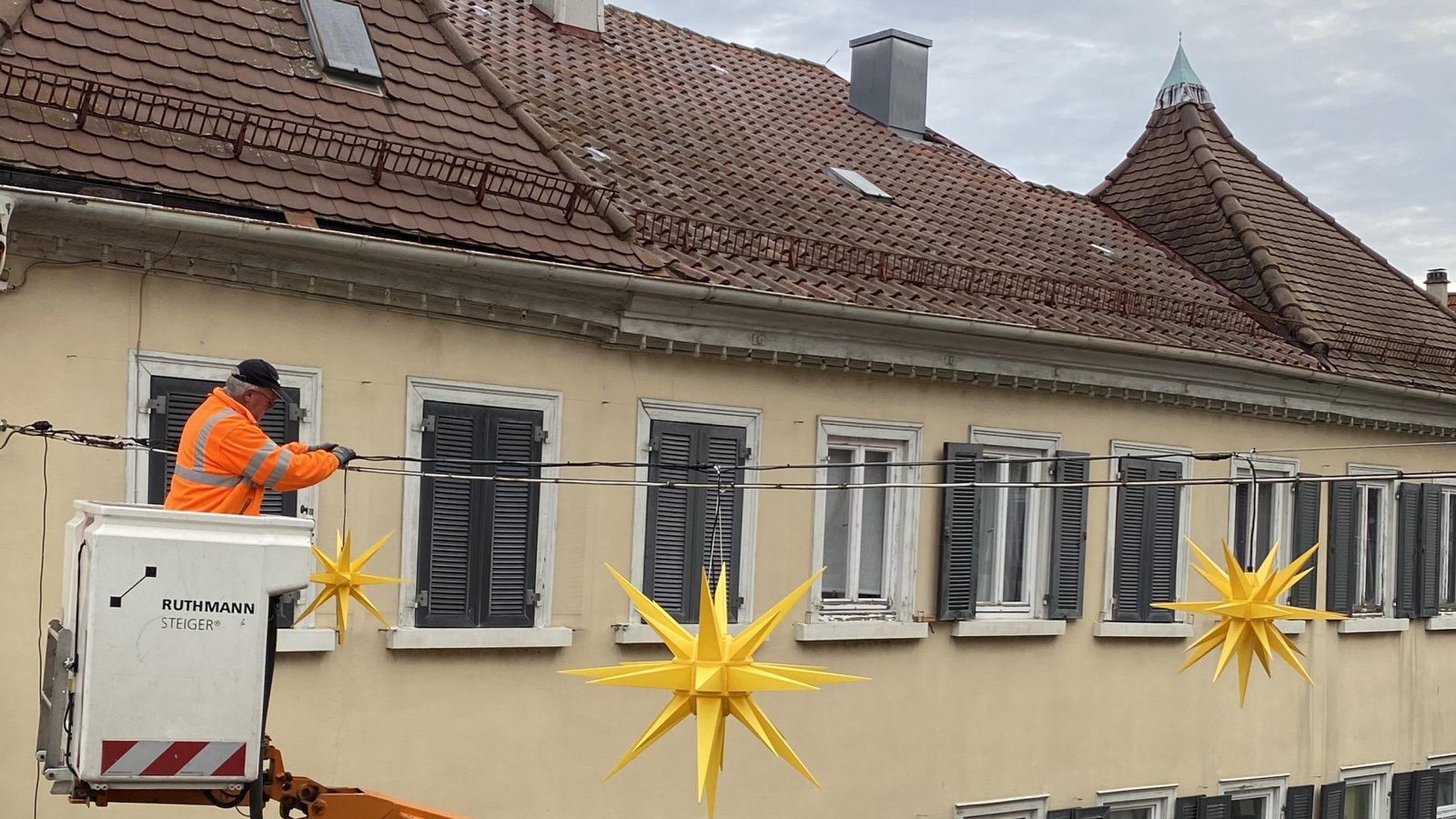 Es wird weihnachtlich in der Vaihinger Innenstadt. Der Bauhof bringt die passende Beleuchtung in Form von Sternen an. Foto: Gaißert Es wird weihnachtlich in der Vaihinger Innenstadt. Der Bauhof bringt die passende Beleuchtung in Form von Sternen an. Foto: Gaißert