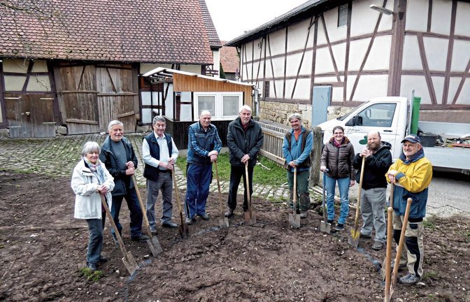 Mit dem Spatenstich wurde die Umgestaltung des bislang kaum genutzten Grundstückes begonnen.  Foto: p
