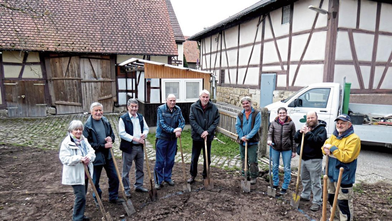 Mit dem Spatenstich wurde die Umgestaltung des bislang kaum genutzten Grundstückes begonnen. Foto: p Mit dem Spatenstich wurde die Umgestaltung des bislang kaum genutzten Grundstückes begonnen. Foto: p