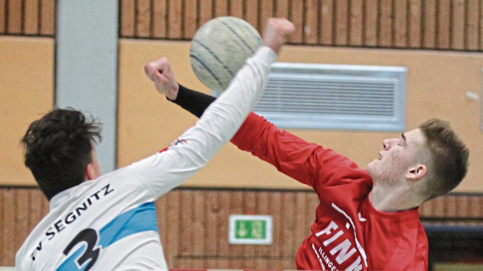 An der Leine war Jakob Mahn (rechts) kaum zu stoppen. Auch Segnitz’ Johann Schneider hatte im Block gegen den Hauptangreifer des TV Vaihingen keine Chance. Foto: Nachreiner An der Leine war Jakob Mahn (rechts) kaum zu stoppen. Auch Segnitz’ Johann Schneider hatte im Block gegen den Hauptangreifer des TV Vaihingen keine Chance. Foto: Nachreiner