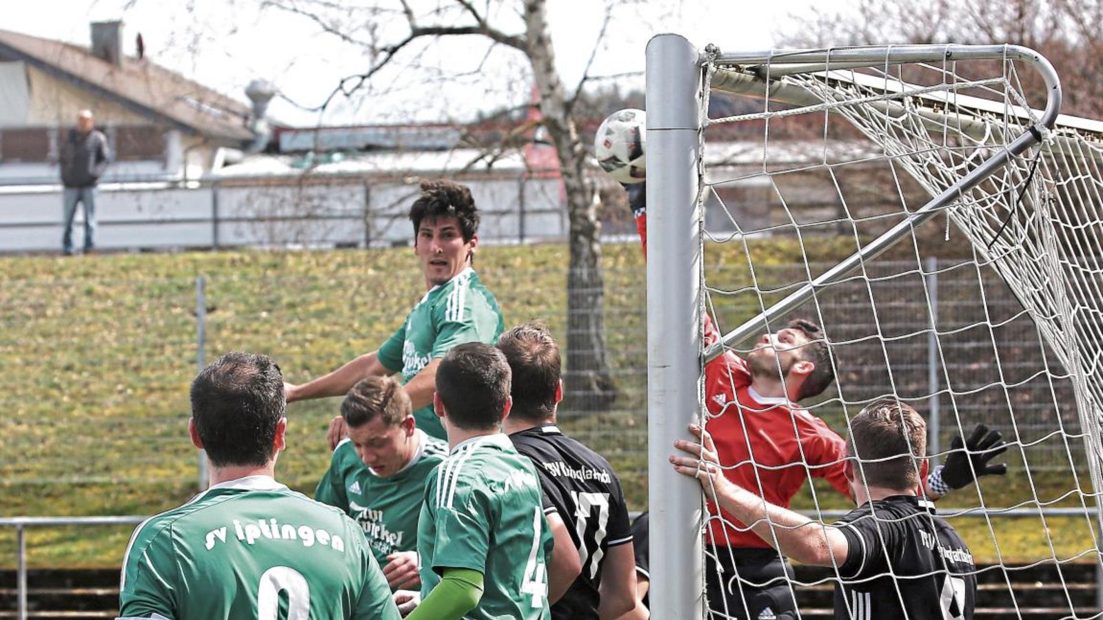 Gegen den TSV Kleinglattbach hat der SVI am Ostermontag seinen Vorsprung nicht über die Zeit gebracht. Iptingens Matthias Knapp springt am höchsten, doch Kleinglattbachs Torwart Tobias Linder lenkt den Ball an seinem Gehäuse vorbei. Am Ende stand eine Punkteteilung. Foto: Küppers Gegen den TSV Kleinglattbach hat der SVI am Ostermontag seinen Vorsprung nicht über die Zeit gebracht. Iptingens Matthias Knapp springt am höchsten, doch Kleinglattbachs Torwart Tobias Linder lenkt den Ball an seinem Gehäuse vorbei. Am Ende stand eine Punkteteilung. Foto: Küppers