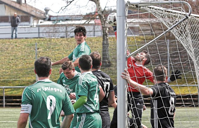 Gegen den TSV Kleinglattbach hat der SVI am Ostermontag seinen Vorsprung nicht über die Zeit gebracht. Iptingens Matthias Knapp springt am höchsten, doch Kleinglattbachs Torwart Tobias Linder lenkt den Ball an seinem Gehäuse vorbei. Am Ende stand eine Punkteteilung. Foto: Küppers
