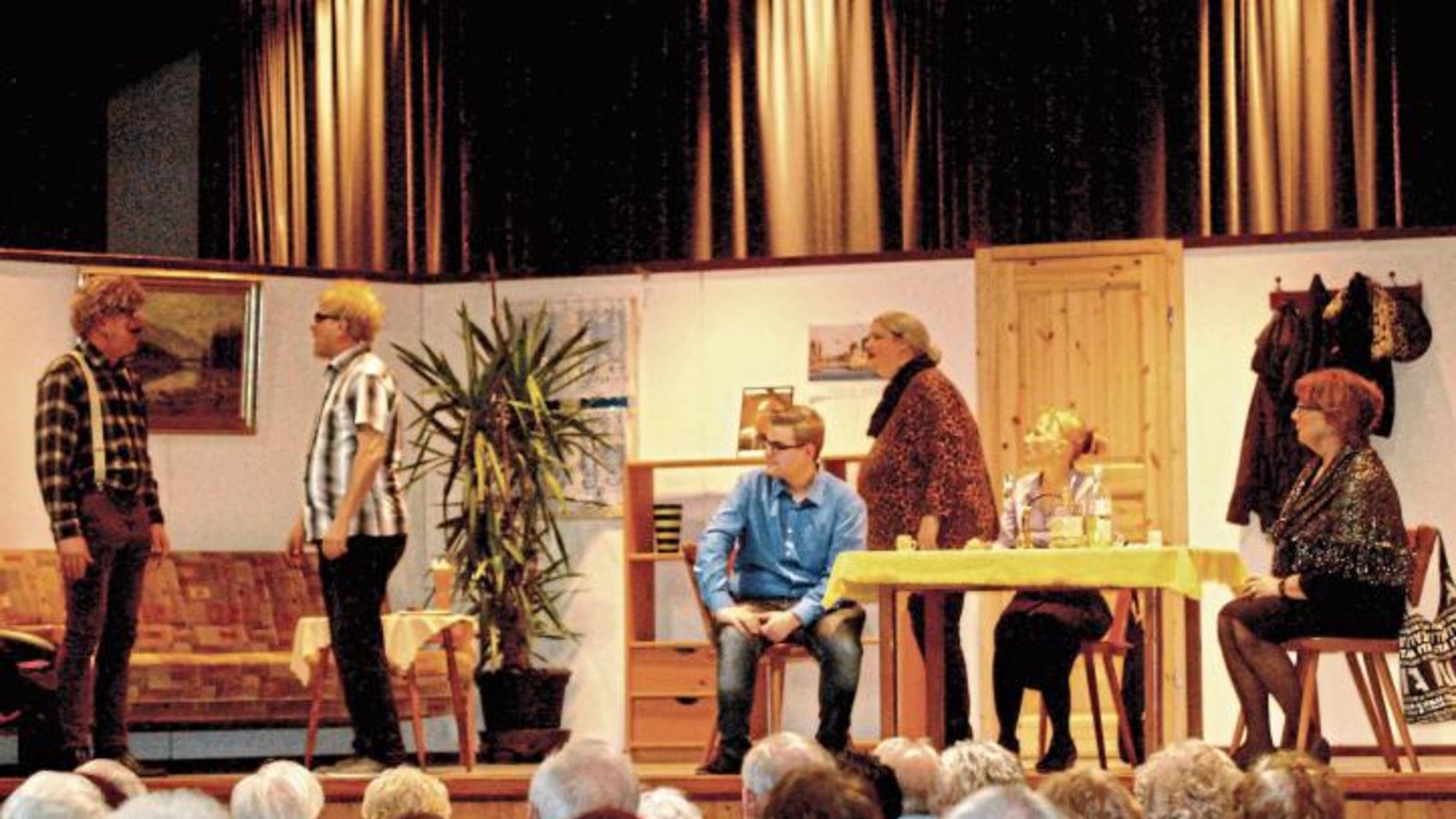 Die Theatergruppe des TSV Großglattbach führte den Schwank „Das Schlitzohr“ auf. Foto: Stahlfeld Die Theatergruppe des TSV Großglattbach führte den Schwank „Das Schlitzohr“ auf. Foto: Stahlfeld