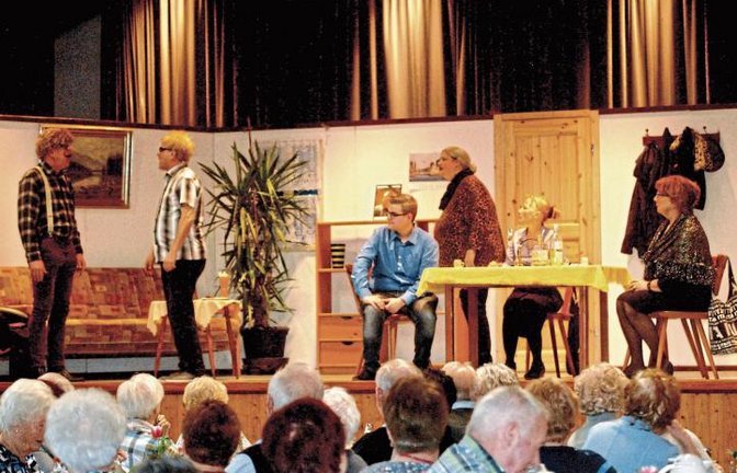 Die Theatergruppe des TSV Großglattbach führte den Schwank „Das Schlitzohr“ auf. Foto: Stahlfeld