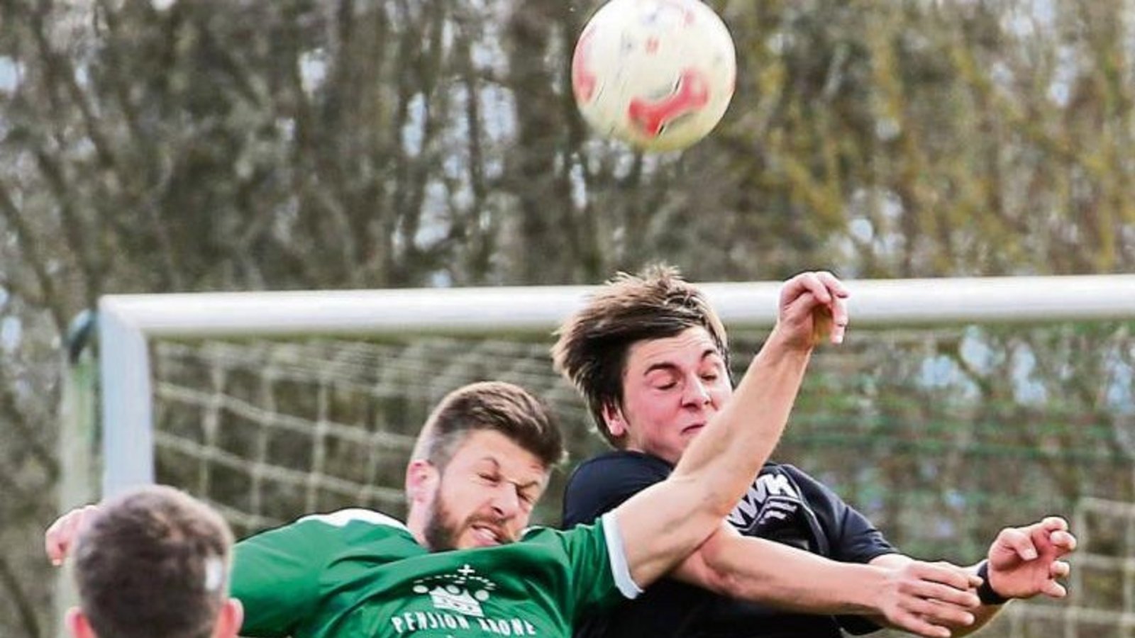 Der SV Riet (rechts Ferdinand Fischer) hat beim Spitzenspiel in Sternenfels seinen Vorsprung gewahrt, mit dem torlosen Unentschieden den Abstand aber auch nicht vergrößert.   Foto: Küppers