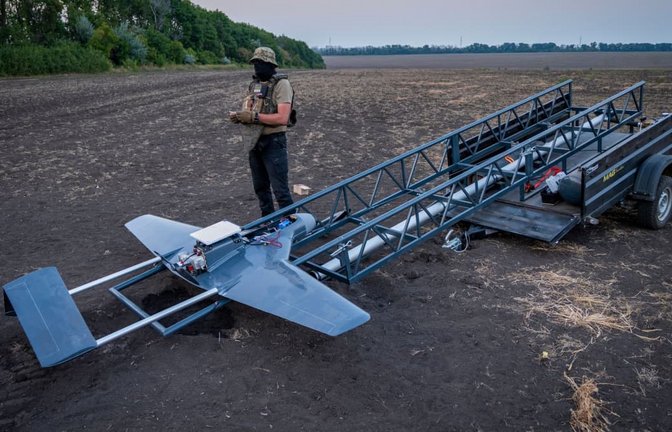 Ein ukrainischer Soldat neben einer Drohne. In ihrem Verteidigungskampf gegen Russland ist die Ukraine auf militärische Hilfe aus Europa und den USA angewiesen. (Symbolbild)<span class='image-autor'>Dan Bashakov/AP/dpa</span>