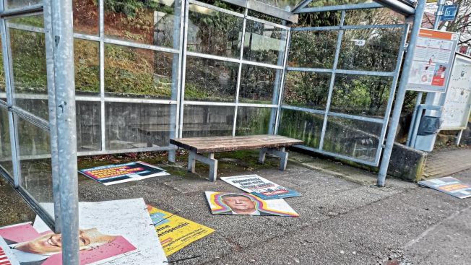Noch bevor die Wahlkämpfer ihre Plakate zur Landtagswahl entfernen konnten, sah es mancherorts so aus wie an der Bushaltestelle in der Ortsmitte von Kleinglattbach. „Vielleicht hat das Wetter dafür gesorgt, diese so zu verstreuen“, schreibt die SPD-Ersatzkandidatin im Wahlkreis Vaihingen, Anita Götz, zu ihrem Foto.