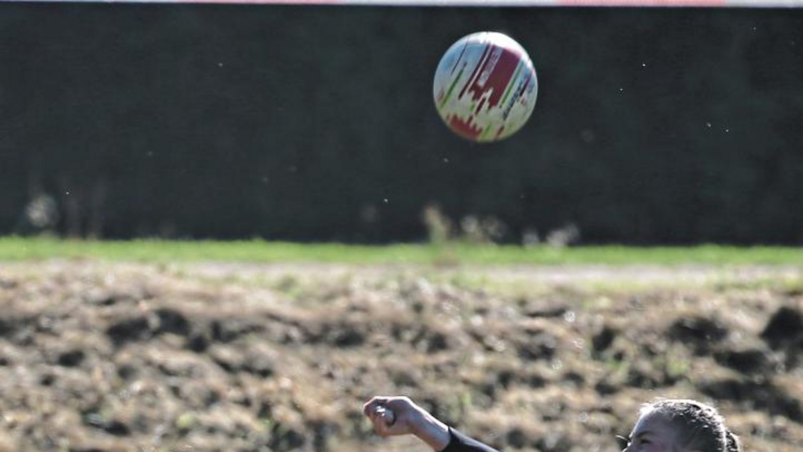 Bloß nicht verloren geben: Lea Schmidt (links) und Ricarda Stübbe sind beide zur Stelle, wenn es einen Ball rauszuholen gibt. Bis aufs Endspiel hat der TVV alles mit 2:0 gewonnen. Foto: Küppers Bloß nicht verloren geben: Lea Schmidt (links) und Ricarda Stübbe sind beide zur Stelle, wenn es einen Ball rauszuholen gibt. Bis aufs Endspiel hat der TVV alles mit 2:0 gewonnen. Foto: Küppers