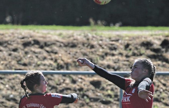 Bloß nicht verloren geben: Lea Schmidt (links) und Ricarda Stübbe sind beide zur Stelle, wenn es einen Ball rauszuholen gibt. Bis aufs Endspiel hat der TVV alles mit 2:0 gewonnen. Foto: Küppers