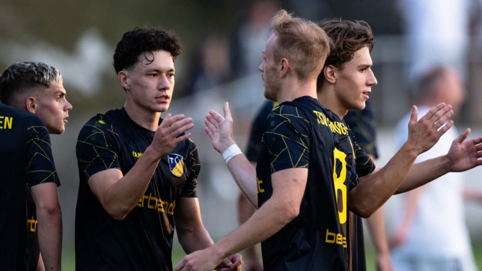 Das Pflaster von Marcel Sigloch (2. v. re.) vom TSV Ehningen blieb trotz zweier Kopfballtore am Augenlid haften.Eibner/Andreas Ulmer Das Pflaster von Marcel Sigloch (2. v. re.) vom TSV Ehningen blieb trotz zweier Kopfballtore am Augenlid haften.Eibner/Andreas Ulmer