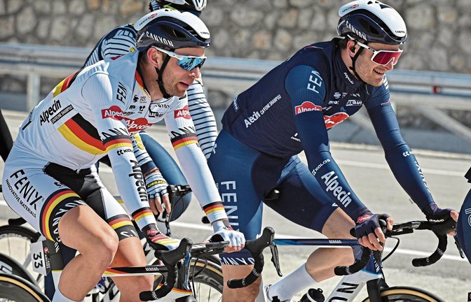 Auf der dritten Etappe der Türkei-Rundfahrt rollt Alexander Krieger (von rechts) zwischenzeitlich entpspannt an der Seite seines Teamkollegen Marcel Meisen, der im vergangenen Sommer vor Pascal Ackermann (Bora-Hansgrohe) und dem Vaihinger Deutscher Meister wurde. Foto: Roth