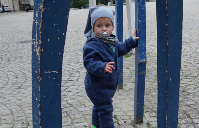 Der kleine „walking man“ Bruno aus Hochdorf findet Halt an den „Walkmen“ des Vaihinger Marktplatzes. Diese sind zur Einweihung der Fußgängerzone 1990 entstanden, Künstler war Hellmuth Ehrath, kann Stadtarchivarin Andrea Majer berichten.  <span class='image-autor'>Foto: Rücker</span>