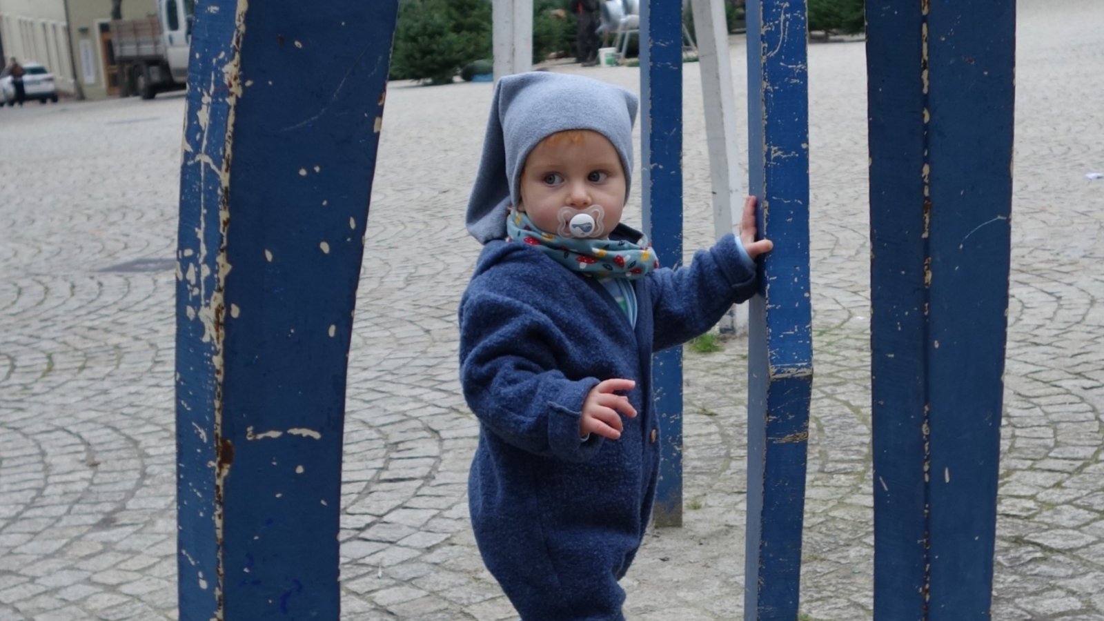 Der kleine „walking man“ Bruno aus Hochdorf findet Halt an den „Walkmen“ des Vaihinger Marktplatzes. Diese sind zur Einweihung der Fußgängerzone 1990 entstanden, Künstler war Hellmuth Ehrath, kann Stadtarchivarin Andrea Majer berichten. Foto: Rücker Der kleine „walking man“ Bruno aus Hochdorf findet Halt an den „Walkmen“ des Vaihinger Marktplatzes. Diese sind zur Einweihung der Fußgängerzone 1990 entstanden, Künstler war Hellmuth Ehrath, kann Stadtarchivarin Andrea Majer berichten. Foto: Rücker
