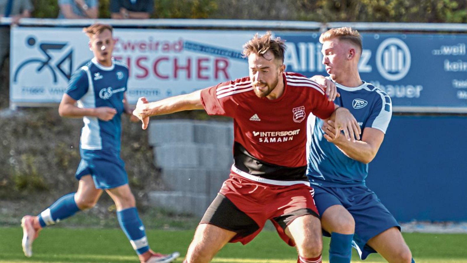 Jakob Nabrotzki (Mitte) und die Großglattbacher lassen Daniel Golchert (rechts) und die Auricher ein ums andere Mal ins Leere laufen. Foto: Leitner Jakob Nabrotzki (Mitte) und die Großglattbacher lassen Daniel Golchert (rechts) und die Auricher ein ums andere Mal ins Leere laufen. Foto: Leitner