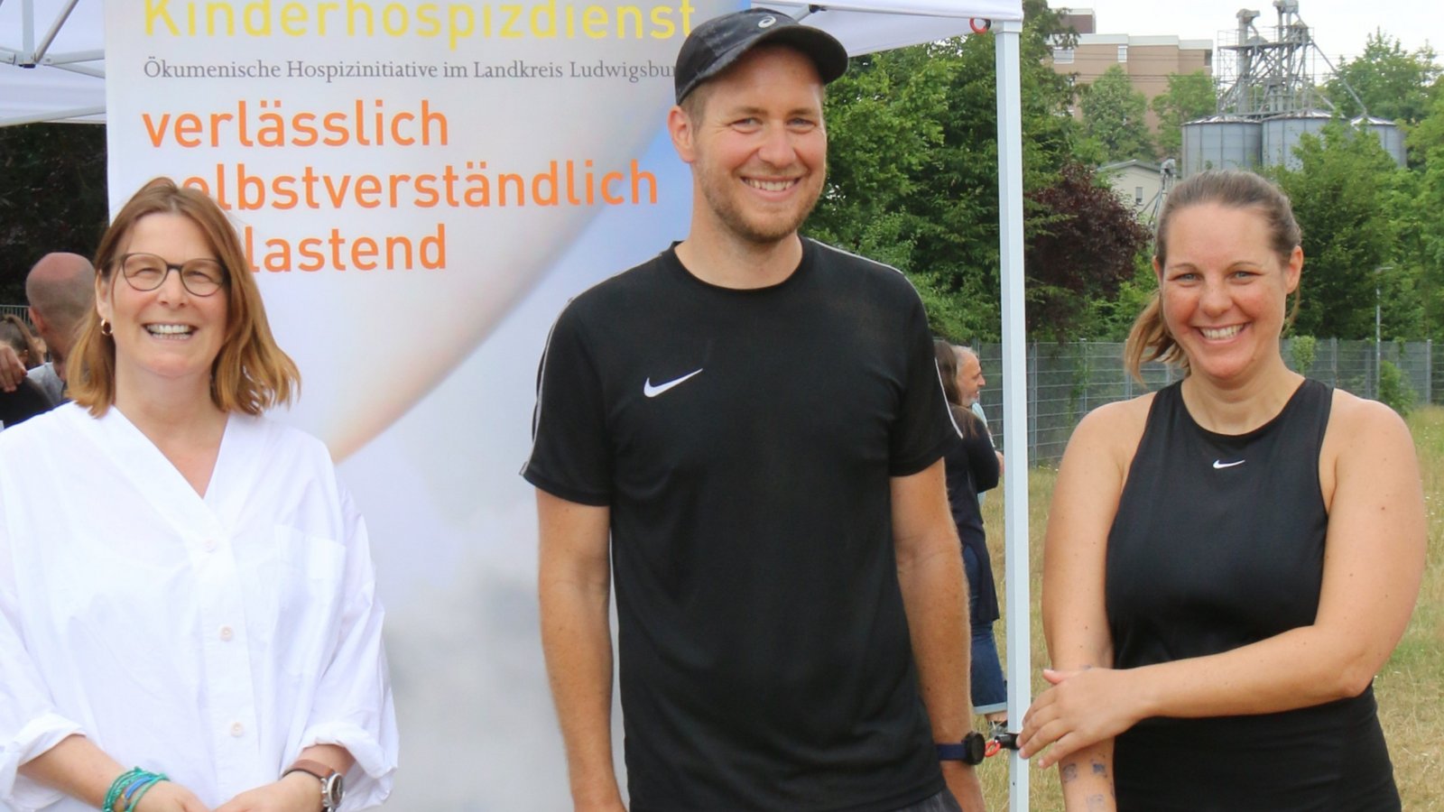 Nicola Rupps vom Ambulanten Kinder- und Jugendhospizdienst, Rektor Jürgen Joos und Lehrerin Kerstin Franke (von links).