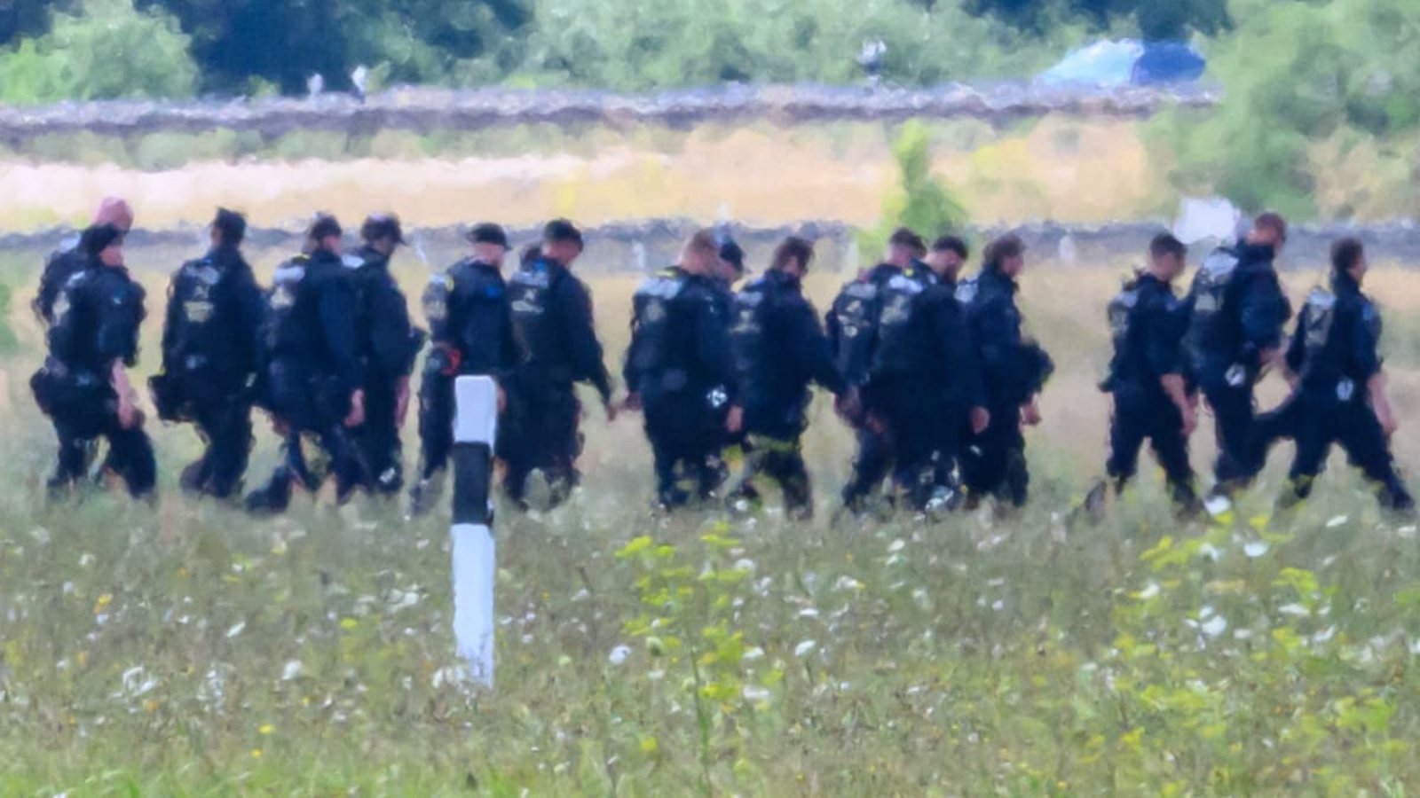 Sollte sich herausstellen, dass die Ereignisse am Flughafen Halle/Leipzig mit Moskau in Verbindung stehen, reichen die üblichen diplomatischen Mittel der Bundesregierung nicht mehr aufHendrik Schmidt/dpa Sollte sich herausstellen, dass die Ereignisse am Flughafen Halle/Leipzig mit Moskau in Verbindung stehen, reichen die üblichen diplomatischen Mittel der Bundesregierung nicht mehr aufHendrik Schmidt/dpa