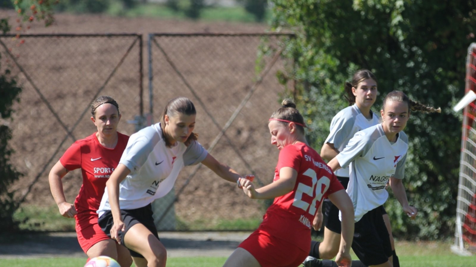 Fussball, Frauen, SV Horrheim, Regionenliga 2, SV Winnenden, Jule Marie Götz (mitte), Foto: Dittrich