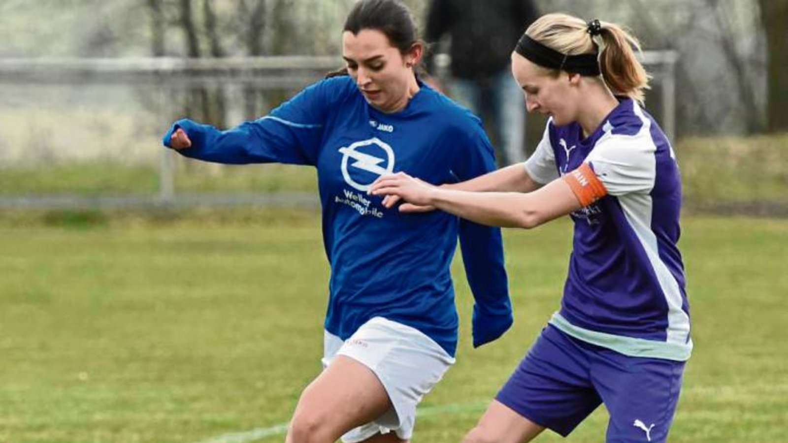 Julia Schneider (links) setzt sich gegen Roßwags Spielführerin Lena Dreibach durch. Foto: Leitner Julia Schneider (links) setzt sich gegen Roßwags Spielführerin Lena Dreibach durch. Foto: Leitner