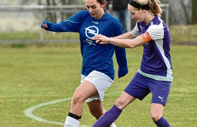 Julia Schneider (links) setzt sich gegen Roßwags Spielführerin Lena Dreibach durch.  Foto: Leitner