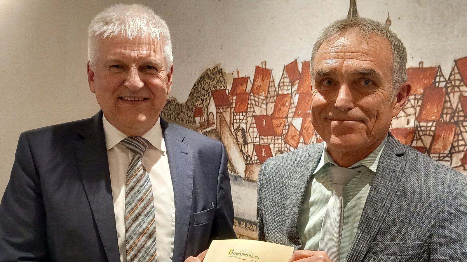 Jetzt ist es offiziell: Gerd Maisch (links) ist von Mai an ehreamtlicher stellvertretender Bürgermeister in Oberriexingen. Erich Bannert überreicht die Ernennungsurkunde.  Foto: Glemser