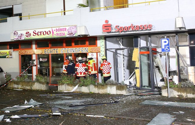Ein Bild der Verwüstung hat sich im November rund um die Sparkassenfiliale in Wiernsheim geboten. Die Automatensprenger stehen seit Donnerstag in Karlsruhe vor Gericht. <span class='image-autor'>Foto: Archiv</span>