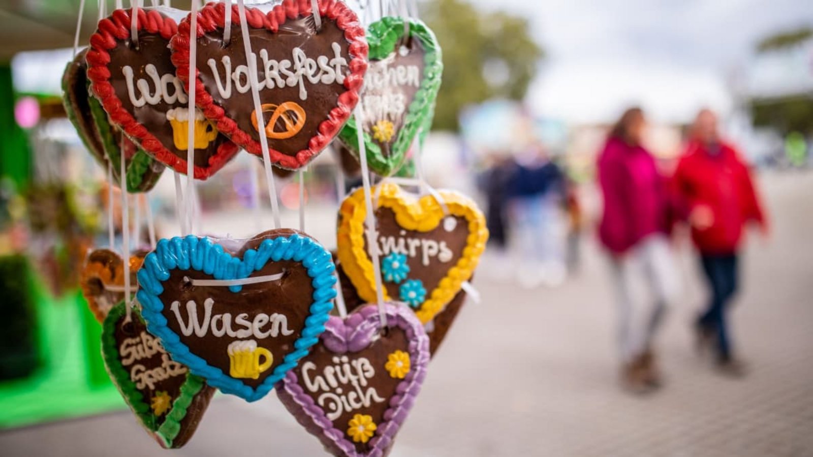 "Volksfest" und "Wasen" steht während des 177. Cannstatter Volksfests auf Lebkuchenherzen.Christoph Schmidt/dpa "Volksfest" und "Wasen" steht während des 177. Cannstatter Volksfests auf Lebkuchenherzen.Christoph Schmidt/dpa