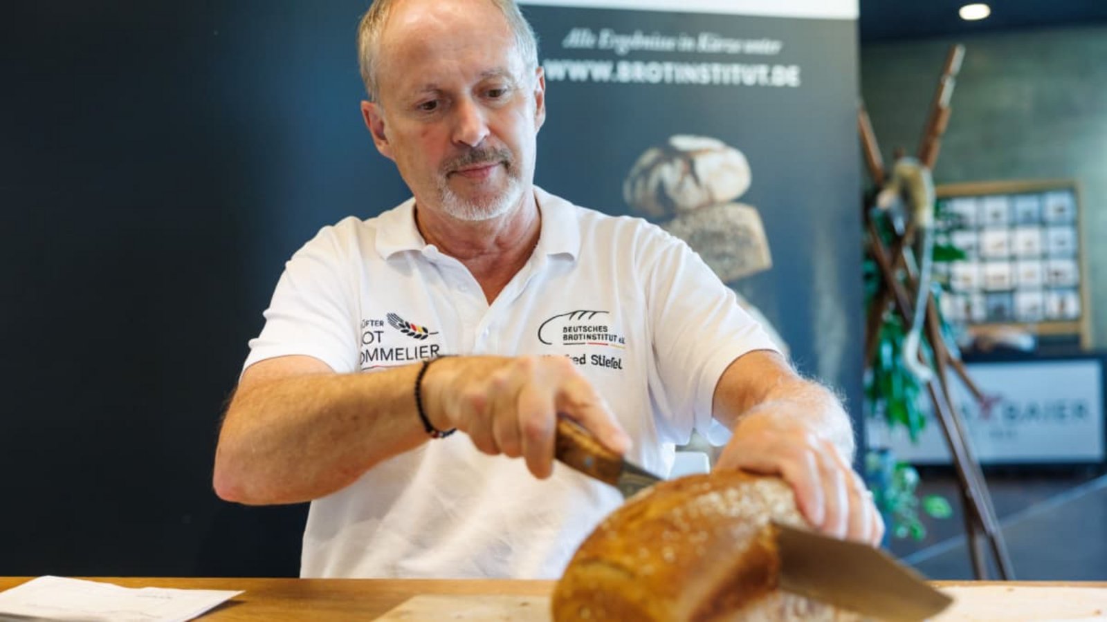 Manfred Stiefel prüft Brote auf ihre Qualität. Er gibt Bäckern auch Anregungen, weist sie auf Fehler und Verbesserungsmöglichkeiten hin.Stefanie Schlecht Manfred Stiefel prüft Brote auf ihre Qualität. Er gibt Bäckern auch Anregungen, weist sie auf Fehler und Verbesserungsmöglichkeiten hin.Stefanie Schlecht