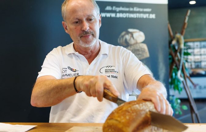 Manfred Stiefel prüft Brote auf ihre Qualität. Er gibt Bäckern auch Anregungen, weist sie auf Fehler und Verbesserungsmöglichkeiten hin.<span class='image-autor'>Stefanie Schlecht</span>