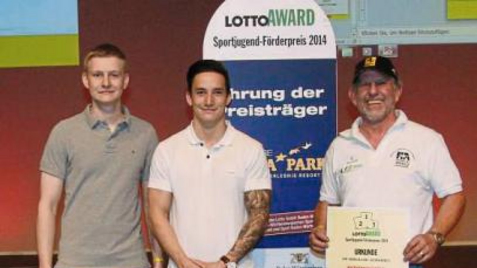 Förderpreis-Verleihung (von links): Aurichs Jugendleiter Falko Schultz, Turner Marcel Nguyen und Bernd Silberhorn Foto: privat Förderpreis-Verleihung (von links): Aurichs Jugendleiter Falko Schultz, Turner Marcel Nguyen und Bernd Silberhorn Foto: privat