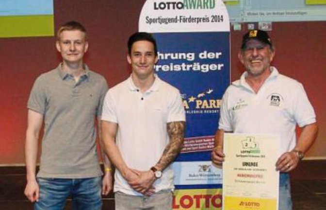 Förderpreis-Verleihung (von links): Aurichs Jugendleiter Falko Schultz, Turner Marcel Nguyen und Bernd Silberhorn Foto: privat