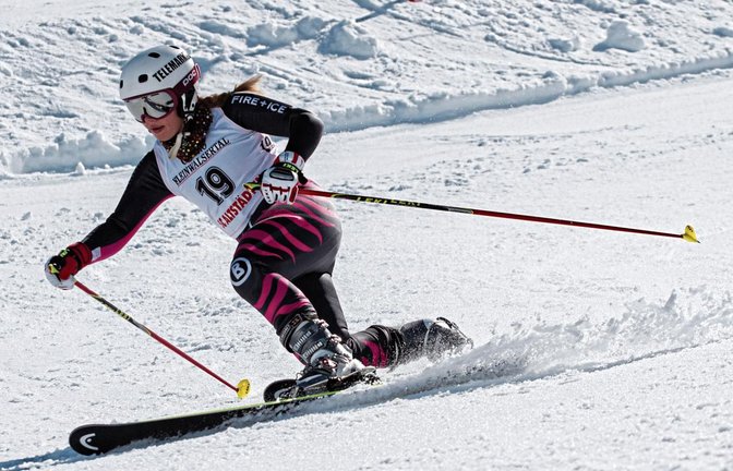 Berit Junger aus Sachsenheim beherrscht auf den Skihängen den Telemarkstil und startet jetzt beim Weltcup. Foto: Höfler
