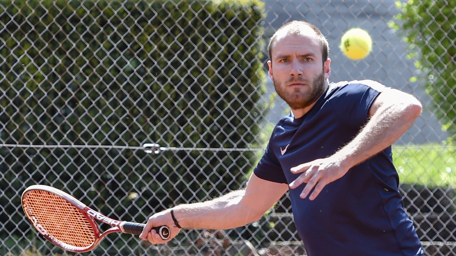 Für Nikolaos Gatsas steht der Spaß am Tennis im Vordergrund. „Sollten wir Meister aber werden, nehmen wir das mit“, sagt der Illinger. Foto: Leitner