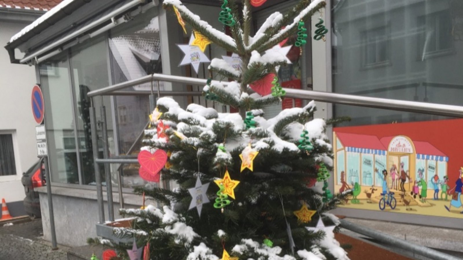 Der von den Kindern des katholischen Kindergartens liebevoll geschmückte Weihnachtsbaum vor dem Dorfladen in Enzweihingen ist zum ersten Mal im Winterkleid. Foto: ps Der von den Kindern des katholischen Kindergartens liebevoll geschmückte Weihnachtsbaum vor dem Dorfladen in Enzweihingen ist zum ersten Mal im Winterkleid. Foto: ps