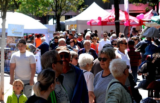 Beim Krämermarkt ist viel Betrieb in der Stadt.