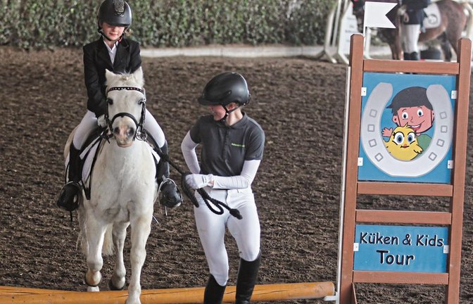 Lena Haller auf Timmy Boots ist beim Küken-Wettbewerb die beste Lokalmatadorin beim Jugendreitturnier des RFZV Nussdorf. Foto: Nachreiner