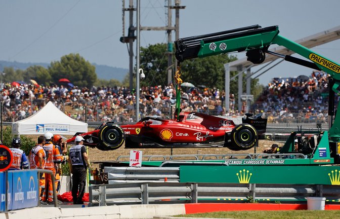 Am Haken: Der Ferrari von Charles Leclerc wird von Streckenposten entfernt, nachdem er in die Streckenbegrenzung gekracht ist.<span class='image-autor'>Foto: Eric Gaillard/Pool Reuters via AP/dpa</span>
