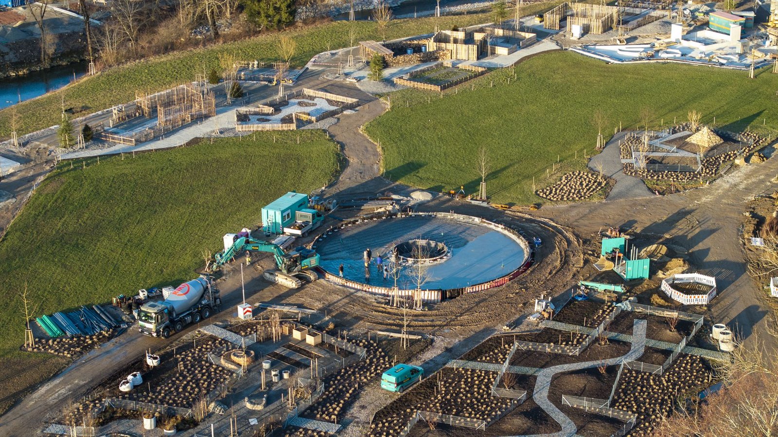 Das Luftbild zeigt die Bauarbeiten am kreisrunden Pavillon.Foto: Landesgartenschau Wangen im Allgäu/Christoph Morlok