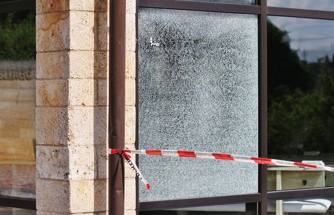 Die explodierte Handgranate hat  eine Scheibe der Aussegnungshalle auf dem Friedhof in Altbach beschädigt.<span class='image-autor'>Foto: 7aktuell.de/Kevin Lermer</span>