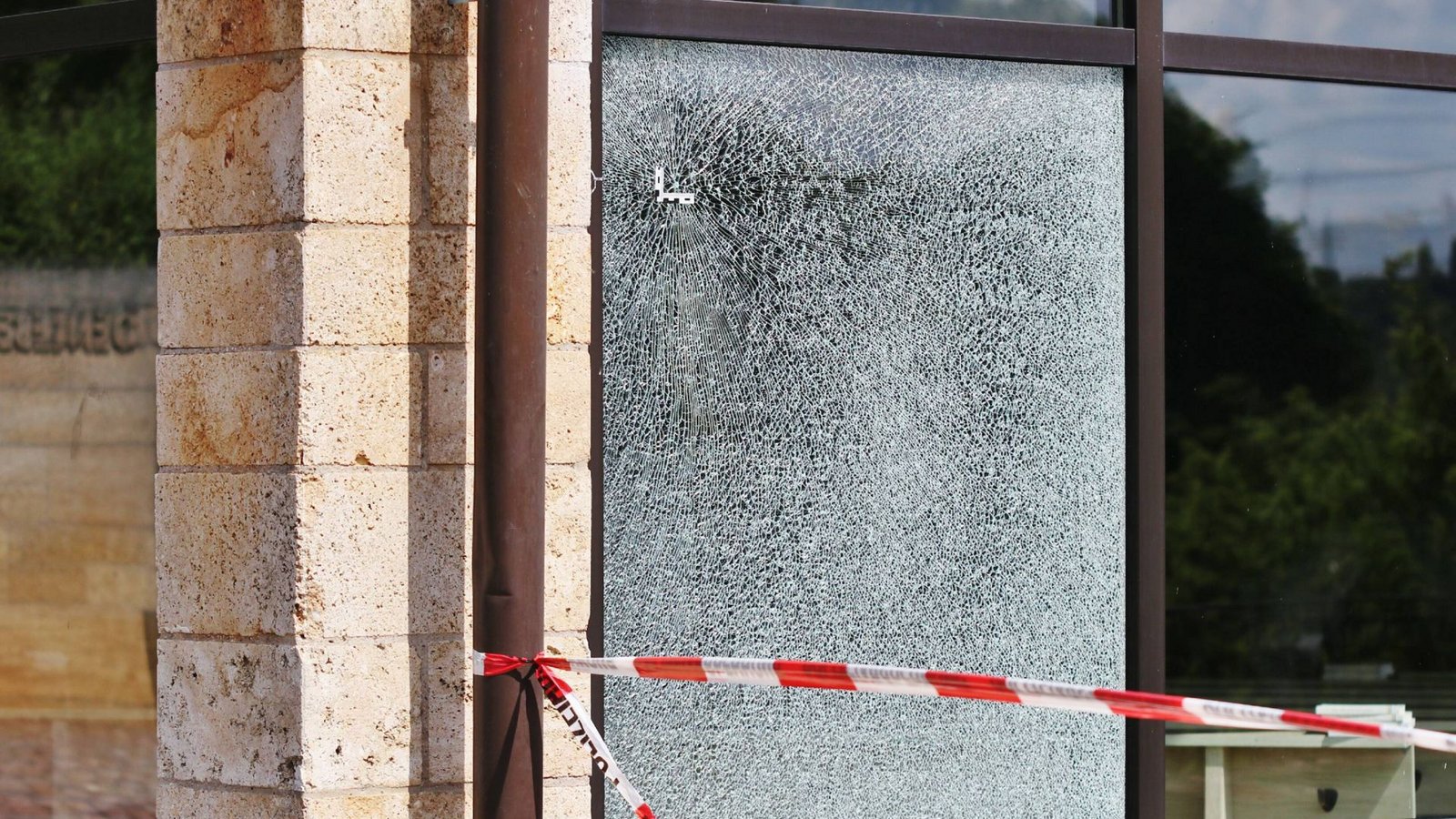 Die explodierte Handgranate hat eine Scheibe der Aussegnungshalle auf dem Friedhof in Altbach beschädigt.Foto: 7aktuell.de/Kevin Lermer Die explodierte Handgranate hat eine Scheibe der Aussegnungshalle auf dem Friedhof in Altbach beschädigt.Foto: 7aktuell.de/Kevin Lermer