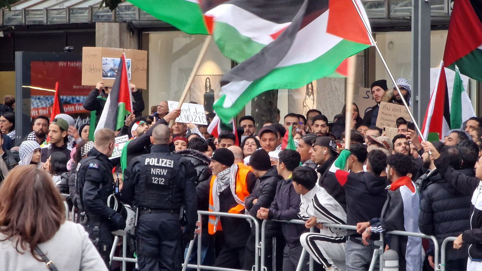 Israel- und Palästinaanhänger gehen seit Tagen wie hier in Bochum auf die Straßen.Foto: IMAGO/Funke Israel- und Palästinaanhänger gehen seit Tagen wie hier in Bochum auf die Straßen.Foto: IMAGO/Funke