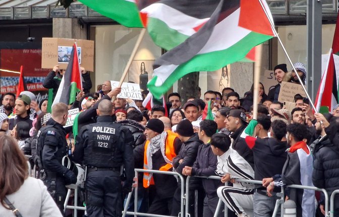 Israel- und Palästinaanhänger gehen seit Tagen wie hier in Bochum auf die Straßen.<span class='image-autor'>Foto: IMAGO/Funke</span>