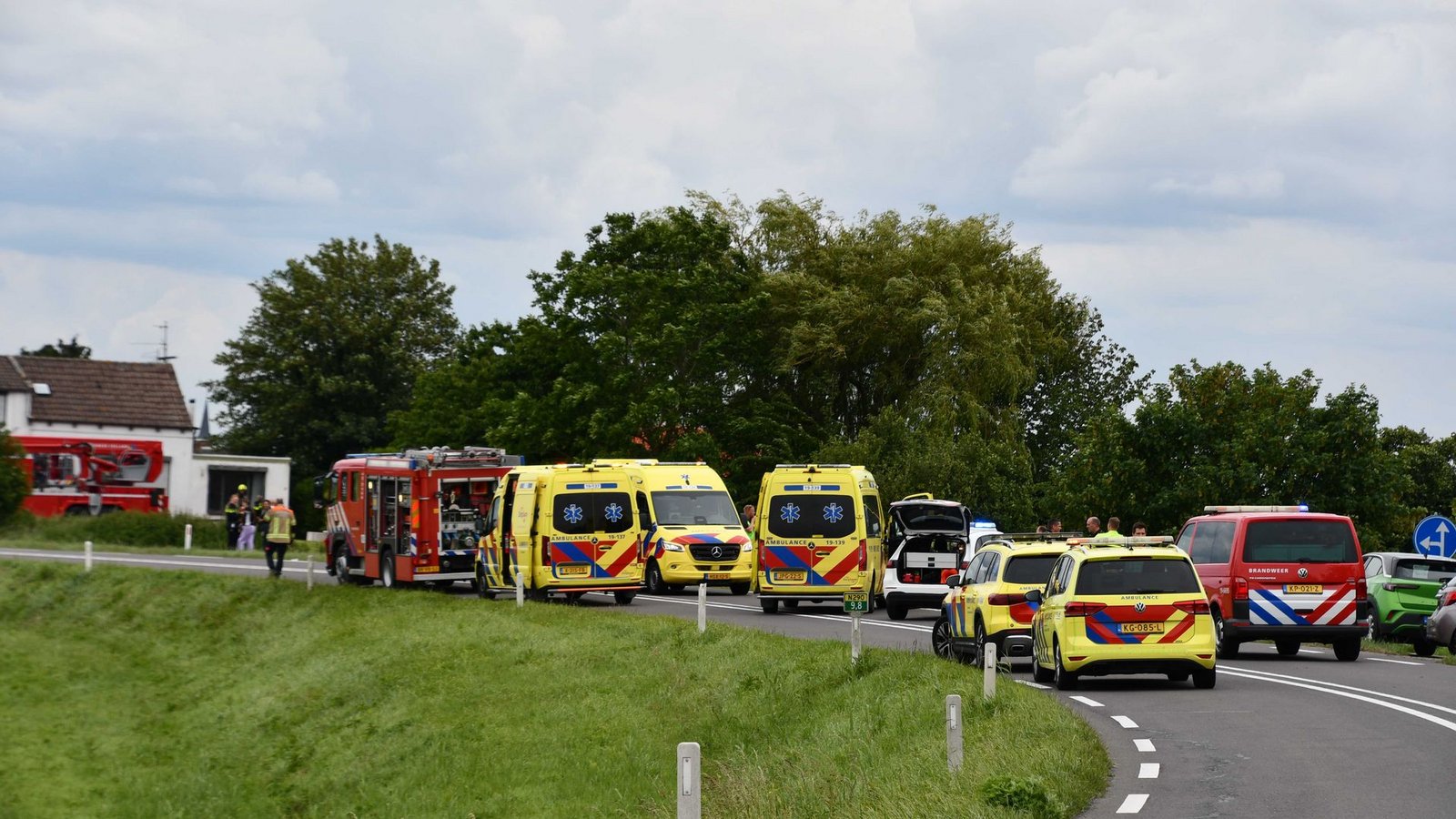 Drei Menschen kamen bei dem Unfall ums Leben, darunter zwei Kinder.Foto: ---/PROVICOM/ANP/dpa Drei Menschen kamen bei dem Unfall ums Leben, darunter zwei Kinder.Foto: ---/PROVICOM/ANP/dpa