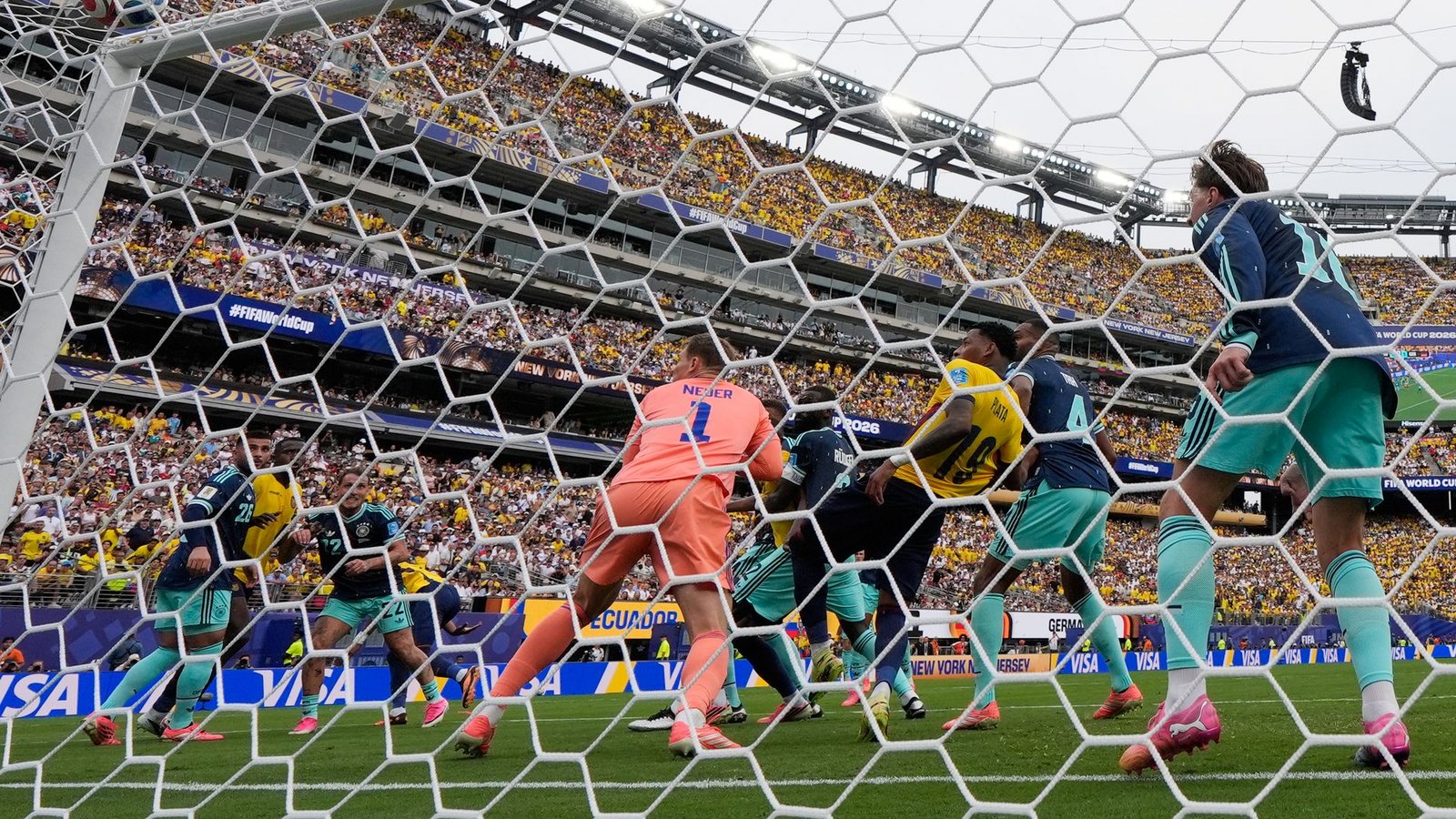 Manuel Neuer kommt gegen Ecuadors Gonzalo Plata zu spät.Foto: Yuki Iwamura/AP/dpa Manuel Neuer kommt gegen Ecuadors Gonzalo Plata zu spät.Foto: Yuki Iwamura/AP/dpa