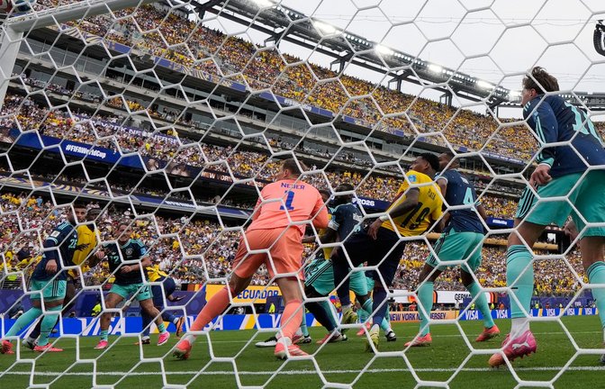 Manuel Neuer kommt gegen Ecuadors Gonzalo Plata zu spät.<span class='image-autor'>Foto: Yuki Iwamura/AP/dpa</span>