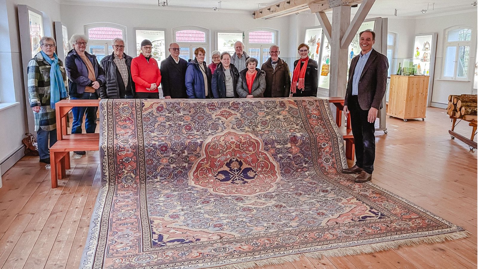 Stefan Drechsle (rechts) hat den Orientteppich den Mitgliedern des Fördervereins Glashütte als Dauerleihgabe überlassen.Foto: Baiersbronn Touristik/Aline Müller Stefan Drechsle (rechts) hat den Orientteppich den Mitgliedern des Fördervereins Glashütte als Dauerleihgabe überlassen.Foto: Baiersbronn Touristik/Aline Müller